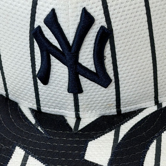 New Era 9Fifty NY Yankees Derek Jeter 2020 White and Navy Pinstripe SnapBack - Picture 10 of 12